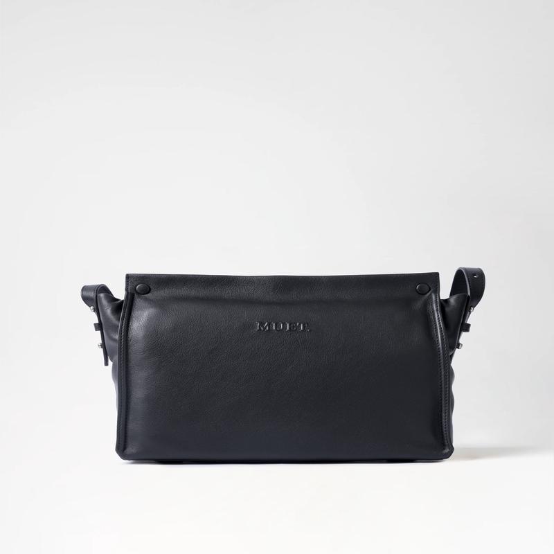 MUET. Sliced shoulder bag